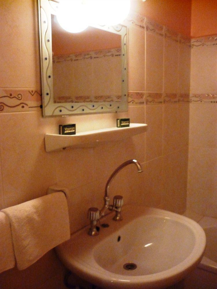 Embassy Hotel Beirut Esterno foto
